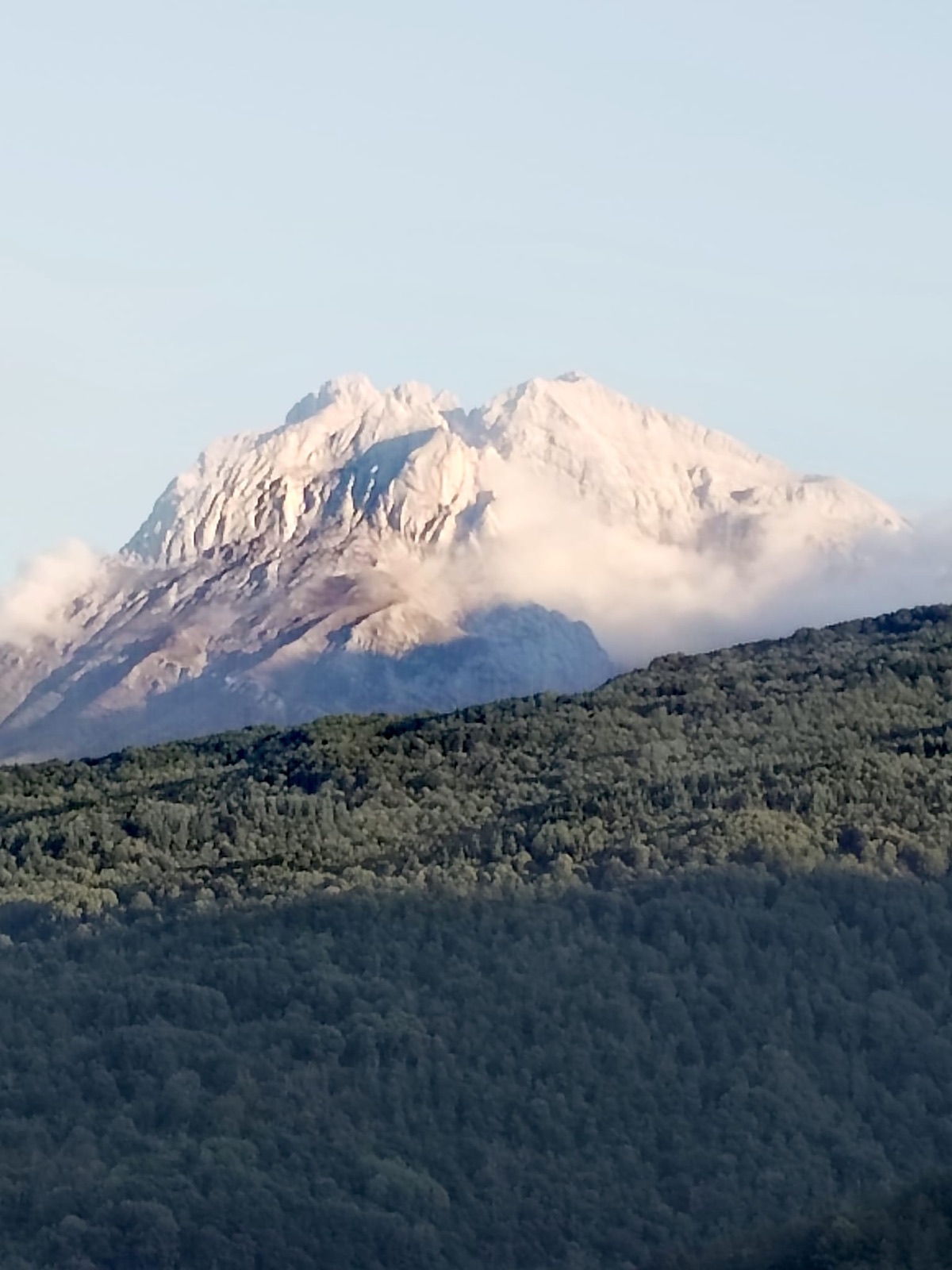 Vista del Gran Sasso innevato tra le nuvole, dai dintorni di L'Aquila