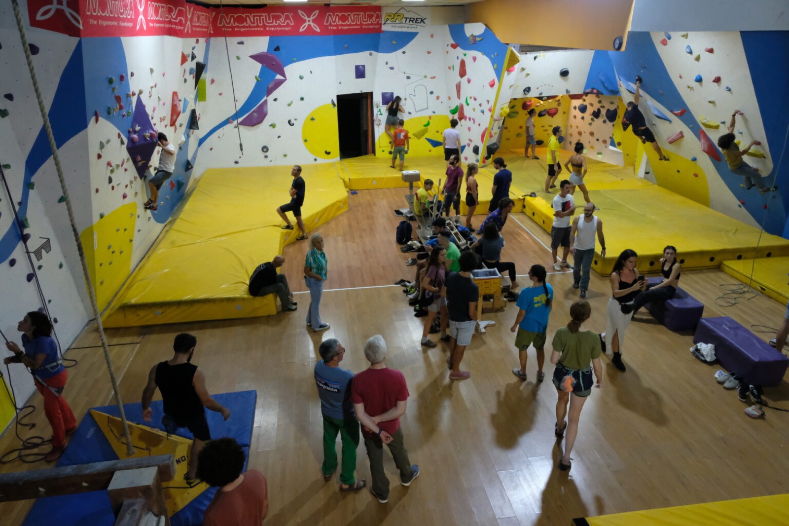 Serata in palestra: soci e climber riuniti davanti alle pareti boulder